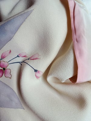 Image of Silkekimono - offwhite med pink liljer