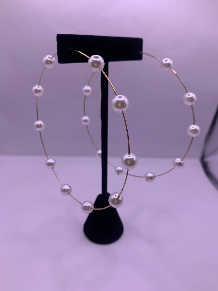 Image of Gold circle pearl earrings 