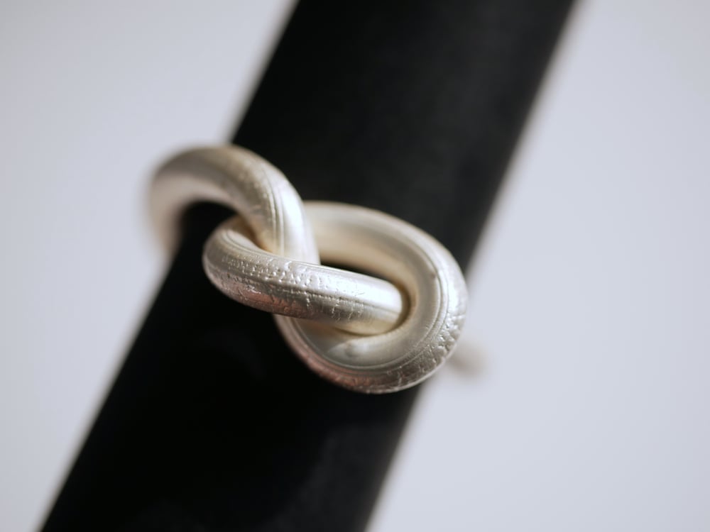 Bague Nouée