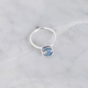 Image of Rough Blue Kyanite rectangular flat shape 4 claws silver ring