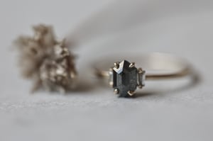 Image of 18ct yellow gold, dark grey hexagonal rose-cut diamond trilogy ring (LON207)