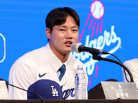 Jang Hyun-seok as a starting pitcher for the Dodgers
