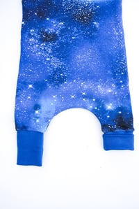 Image 4 of Galaxy haremsromper og matchende lue