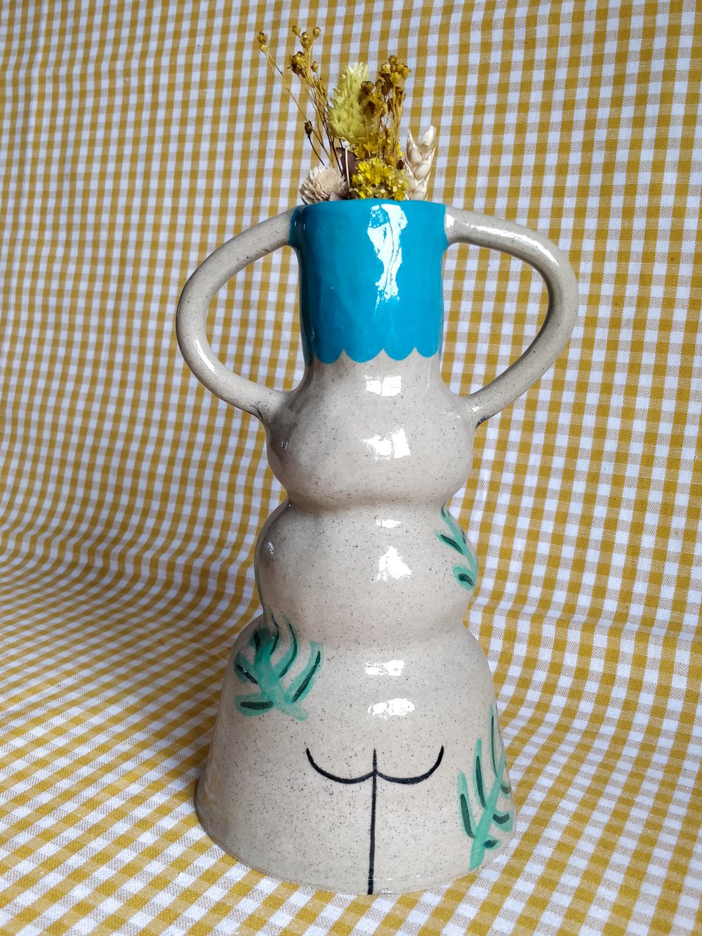 'Clover' Nude vase with foliage