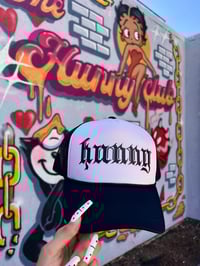 Black & White OE Hunny Trucker
