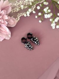 Image 3 of Black Pearl Clusters (Black)