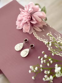 Image 3 of Howlite Teardrop Slices (Silver)