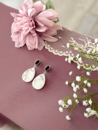 Image 2 of Howlite Teardrop Slices (Silver)