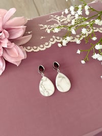 Image 4 of Howlite Teardrop Slices (Silver)