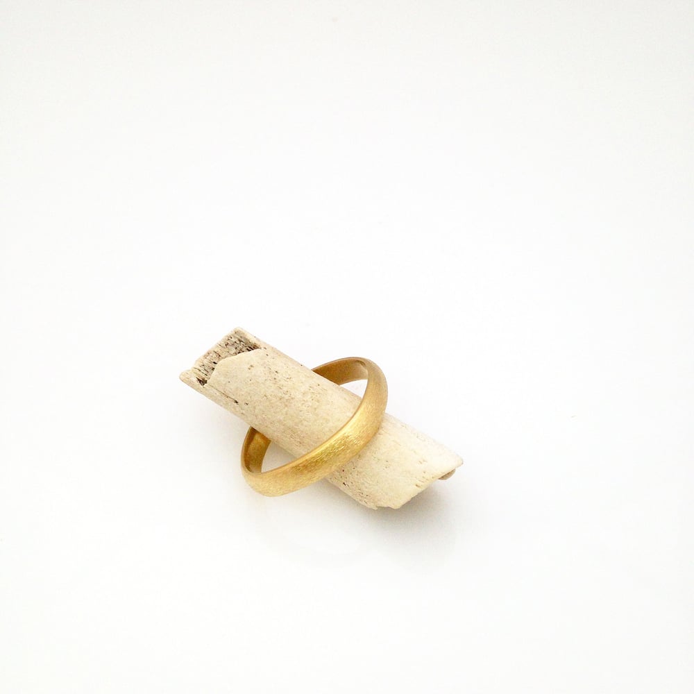 Image of 18k soft grain finger shaped band