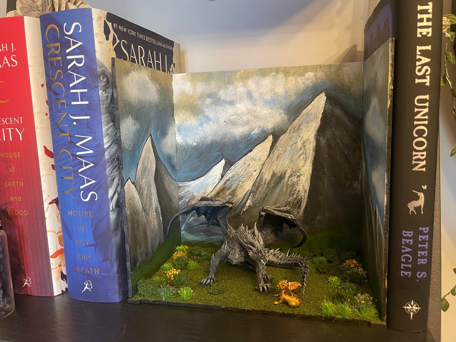 Image of Officially Licensed Fourth Wing Tairn &  Andarna book nook