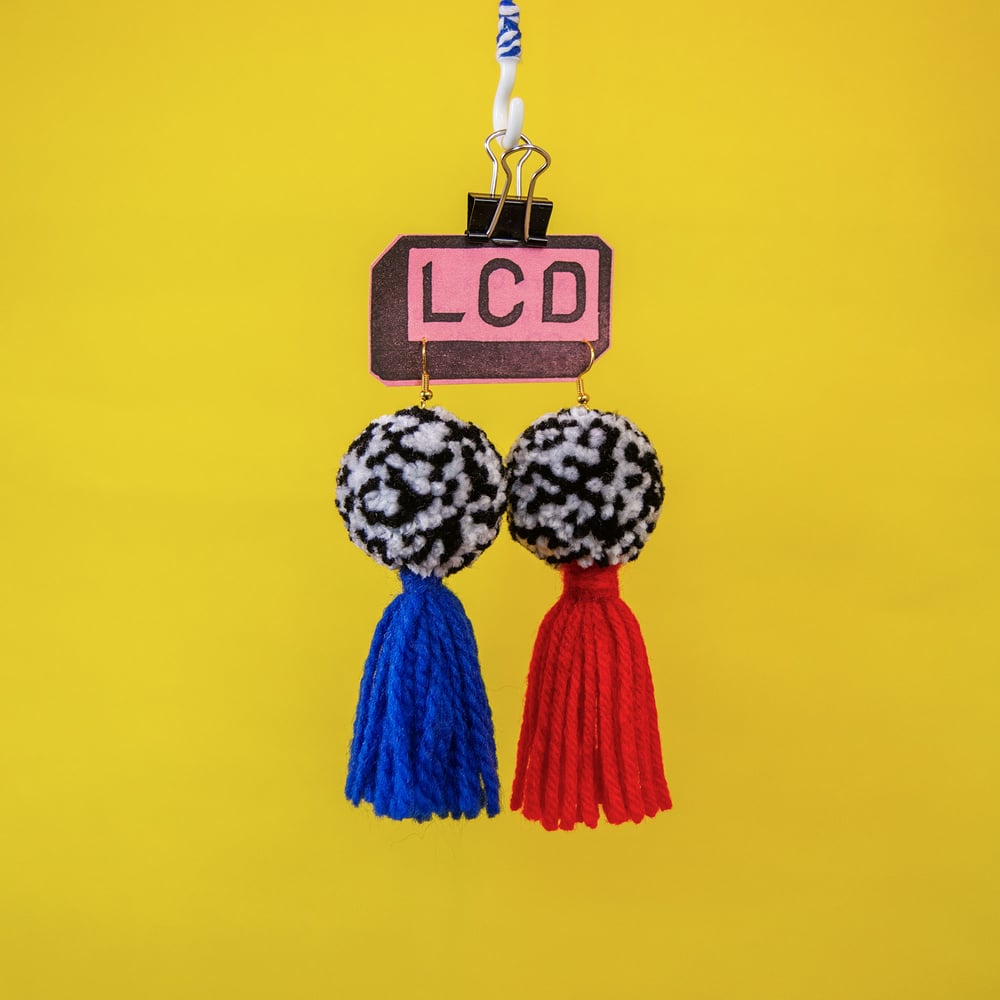 3D TV Pom&#8209;Tassels