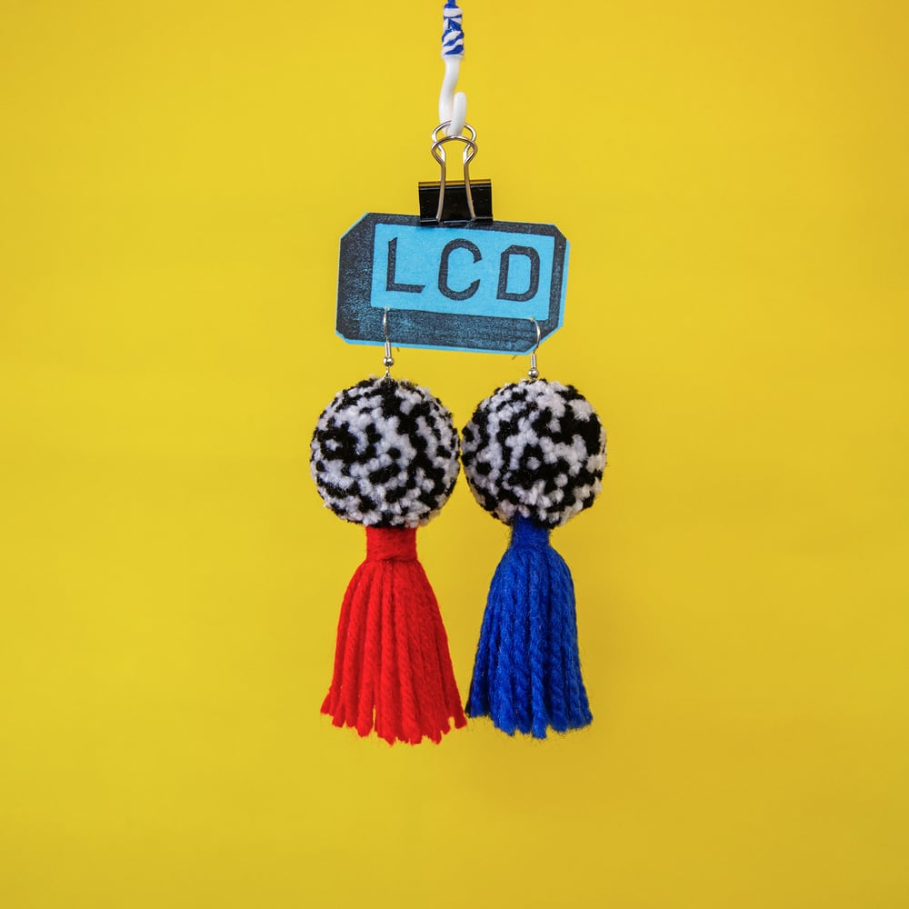 3D TV Pom&#8209;Tassels