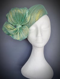 Image 1 of 'Charis' in spearmint and gold