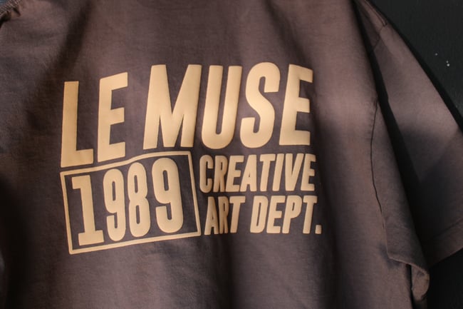 LE MUSE ARTIST MOCHA TEE