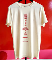 RED typo BNA-BBO.T-shirt