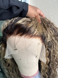 Image 3 of 13X6 PREHIGHTED BALAYAGE WIG (LIKE NEW) (KNOTS ARE OVER BLEACHED)