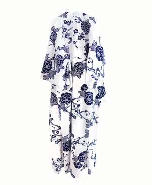 Image of Kimono af bomuld med store blå peoner