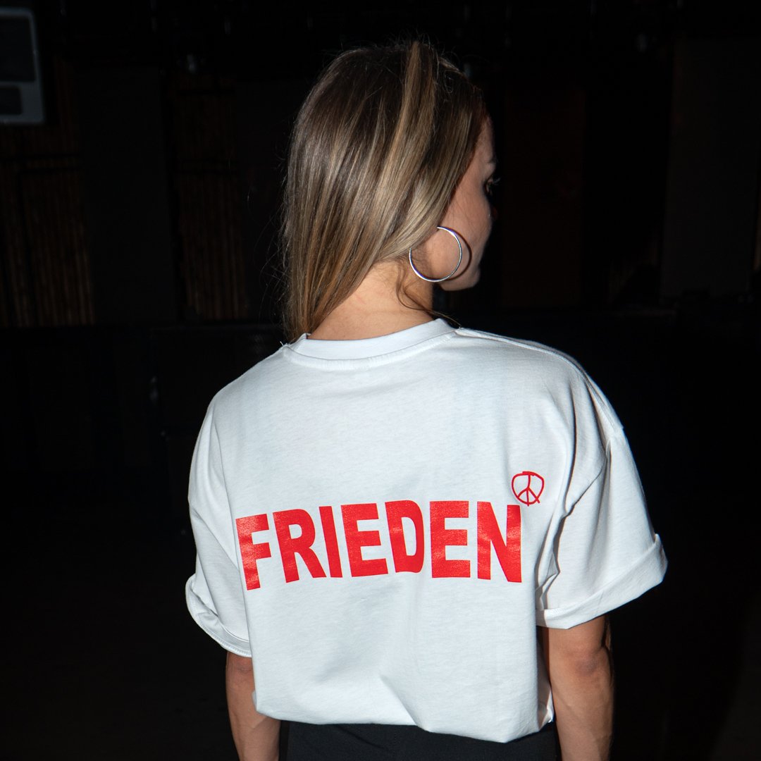 Niconé x Dantze: "Frieden" Oversized-T-Shirt in Weiß