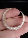 EDWARDIAN 18CT YELLOW GOLD PLATINUM NATURAL DIAMOND CRESCENT BROOCH 1.70CT