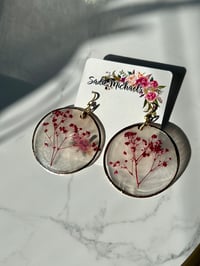 Image 4 of Dyed Baby's Breath on Capiz Shells
