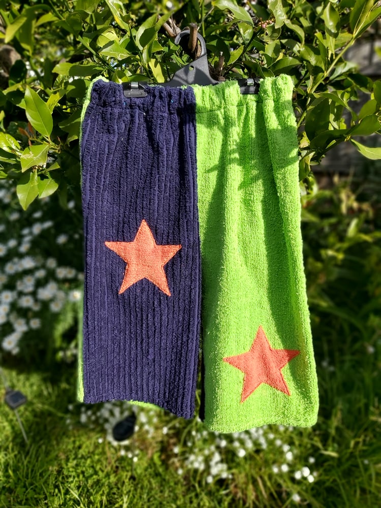 Image of Chenille shorts purple/lime with orange stars