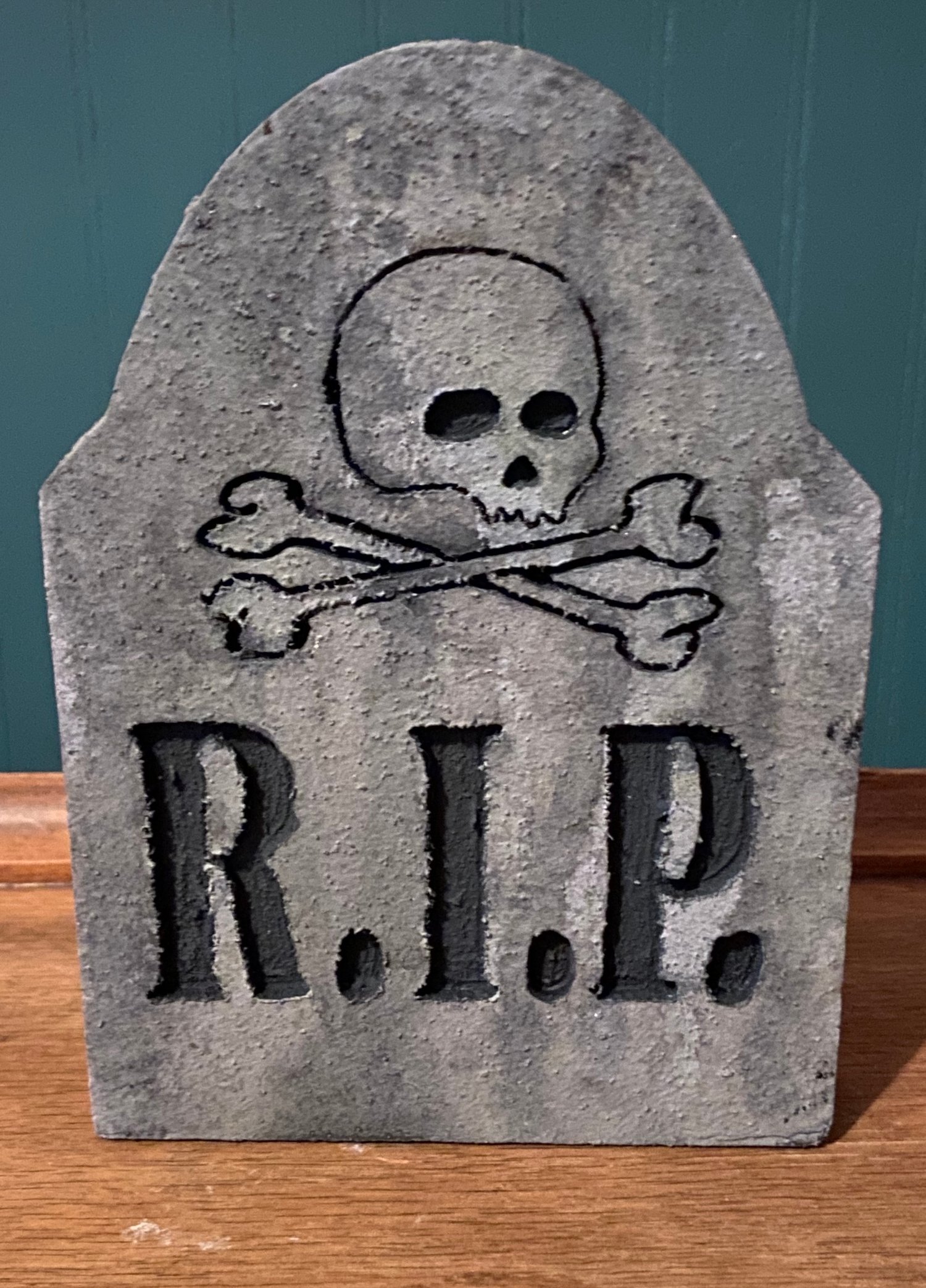 "RIP Skull and Crossbones" tombstone decoration for desk