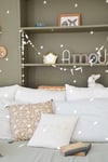 Guirlande feuillage blanc et boules jute beige blanche