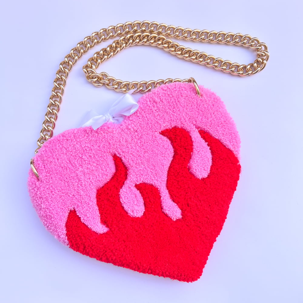 Image of Bolso corazon en llamas