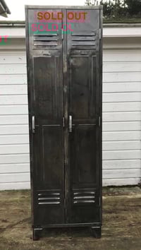 Image 1 of Très ancien vestiaire en métal à deux portes panneautées