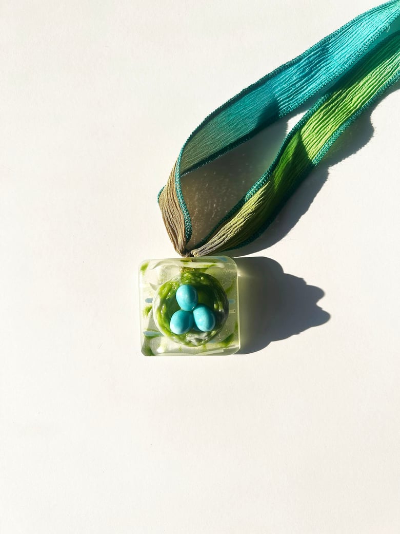 Image of Birds Nest on Cast Glass