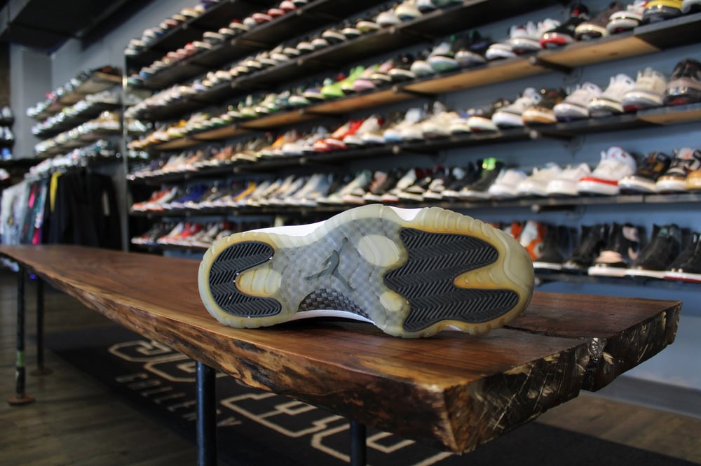 AIR JORDAN XI RETRO LOW I.E. "BLK/WHITE" *USED*