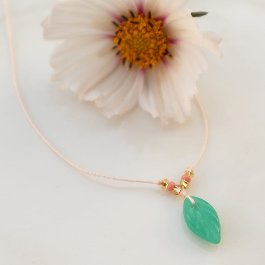 Image of Bracelet feuille en verre et perles dorées et roses