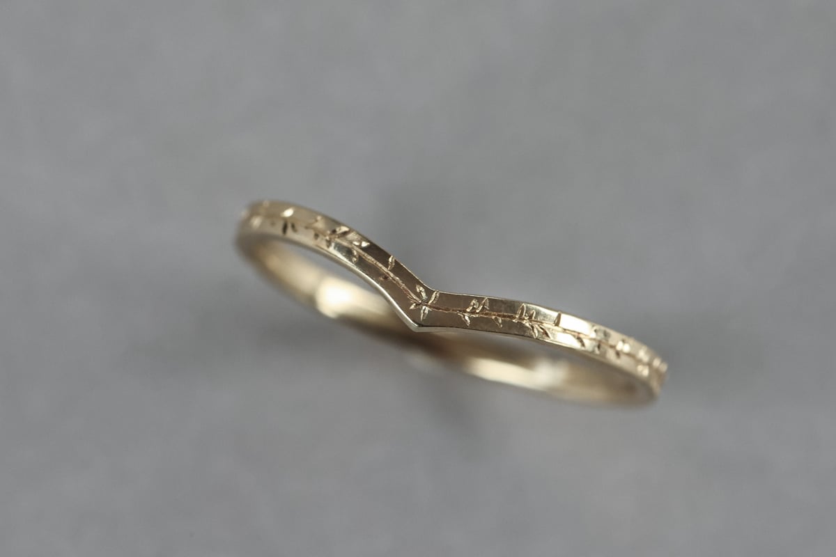 Image of 18ct  Gold 1.5mm Willow Leaf engraved wishbone ring 