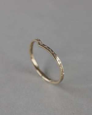 Image of 18ct  Gold 1.5mm Willow Leaf engraved wishbone ring 