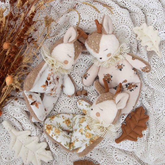 Image of Doudou faon : roses, fleurs marron ou fleurs d'automne