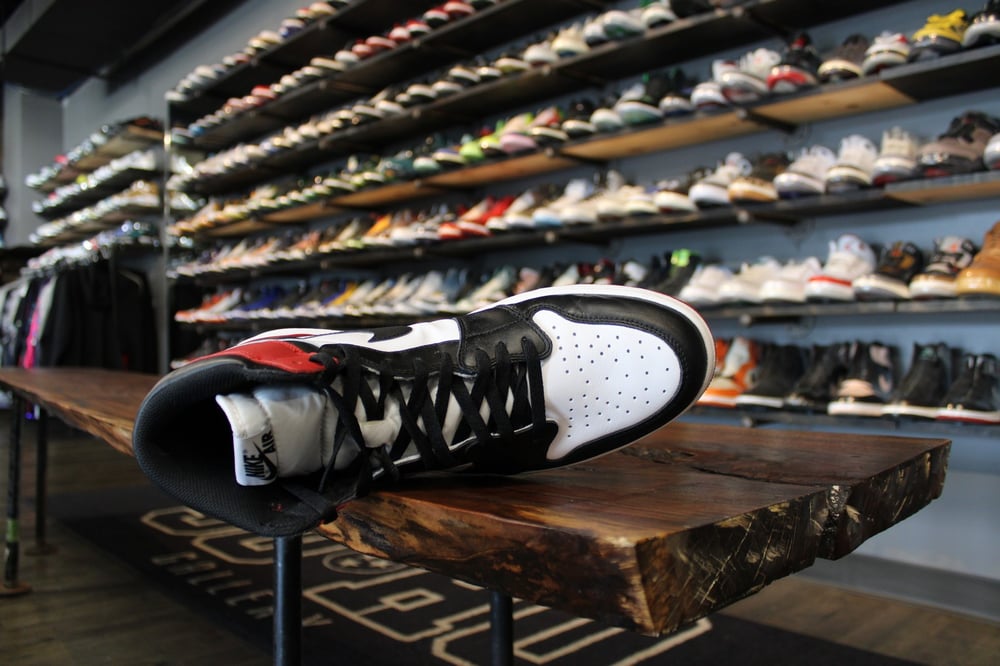 AIR JORDAN I RETRO HIGH OG "BLACK TOE" *USED*