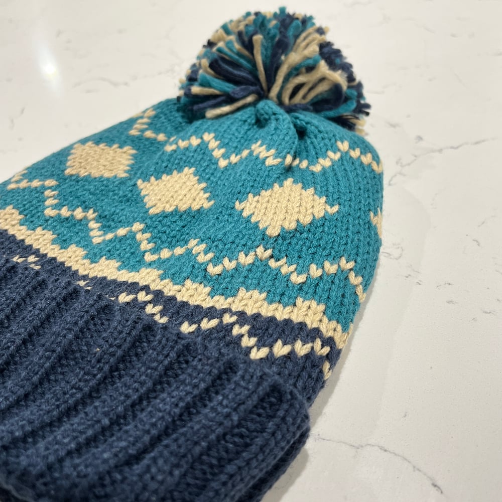 NAVY & TEAL BOBBLE HAT (SHERPA LINED)