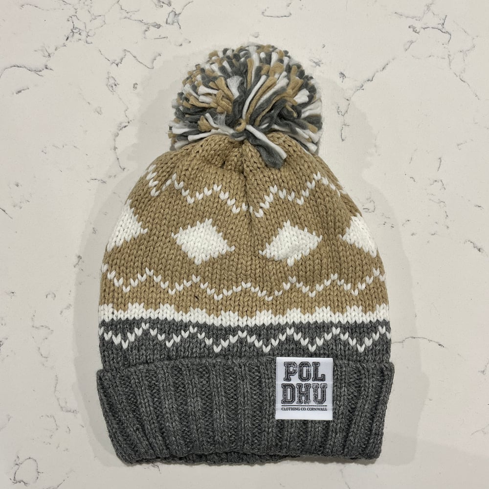 SAND & STONE Bobble Hat (Sherpa Lined)