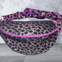 Image 4 of Large leopard print bumbag with pink zip