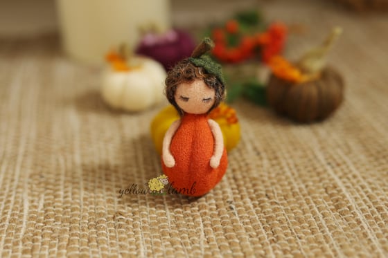 Image of « Adele, the felted pumpkin doll - ready to ship »