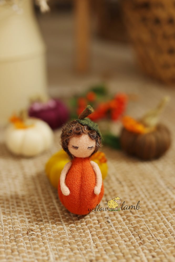 Image of « Adele, the felted pumpkin doll - ready to ship »