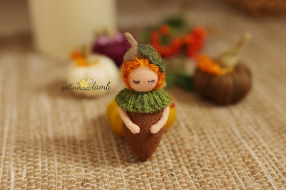 Image of « Live, the felted acorn doll - ready to ship »