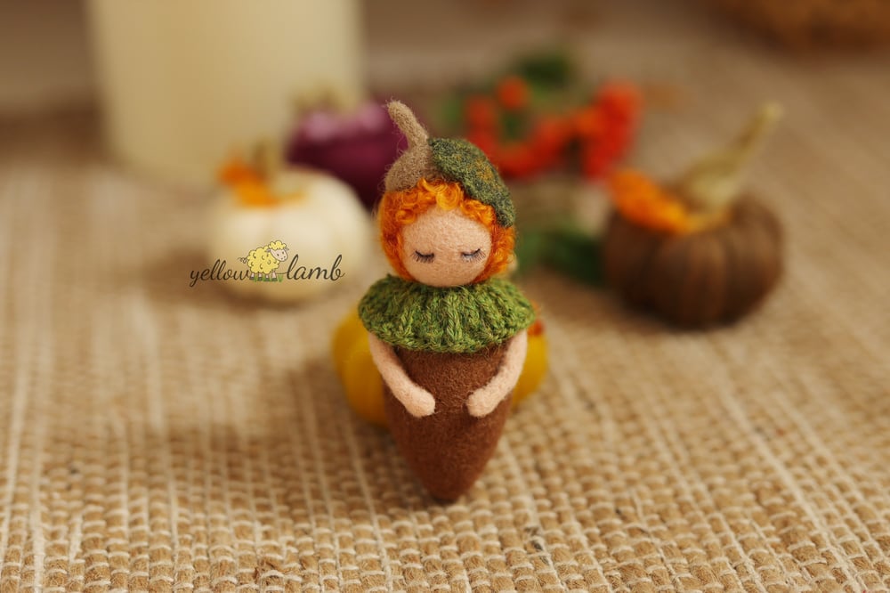 Image of « Live, the felted acorn doll - ready to ship »