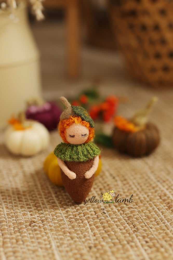 Image of « Live, the felted acorn doll - ready to ship »