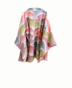 Image of Kort kimono -  m. pastel skyer i prikmønster 