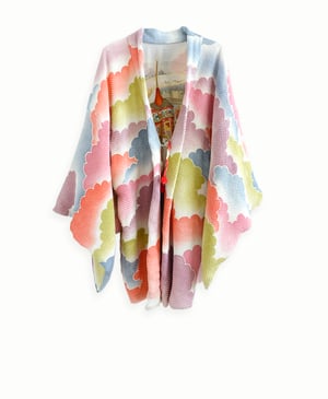 Image of Kort kimono -  m. pastel skyer i prikmønster 