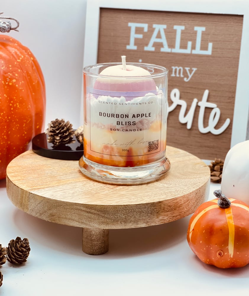 Image of Experience Bourbon Apple Bliss - Warm and Spiced Hand-poured Soy Wax Candle with a Hint of Bourbon