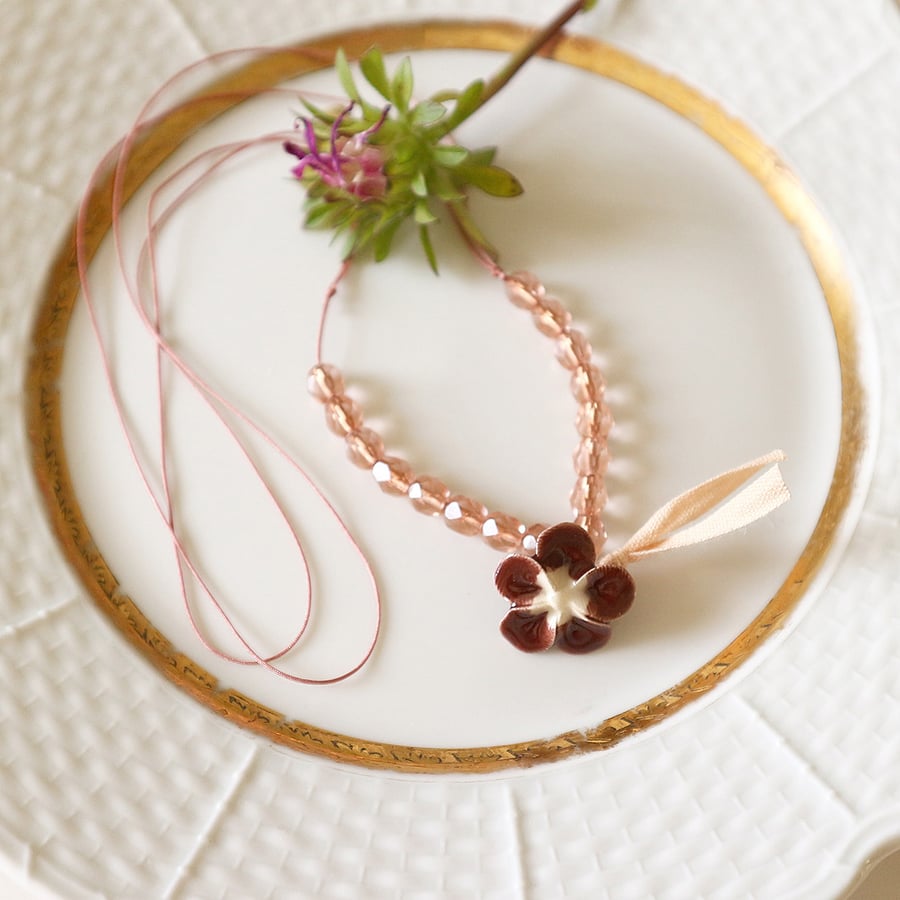 Image of Collier sautoir fleur chocolat