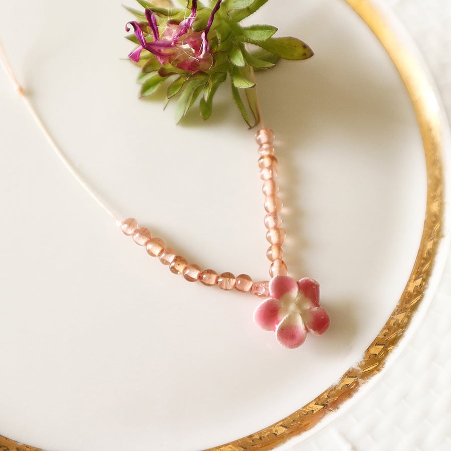 Image of Collier fleur en céramique rose